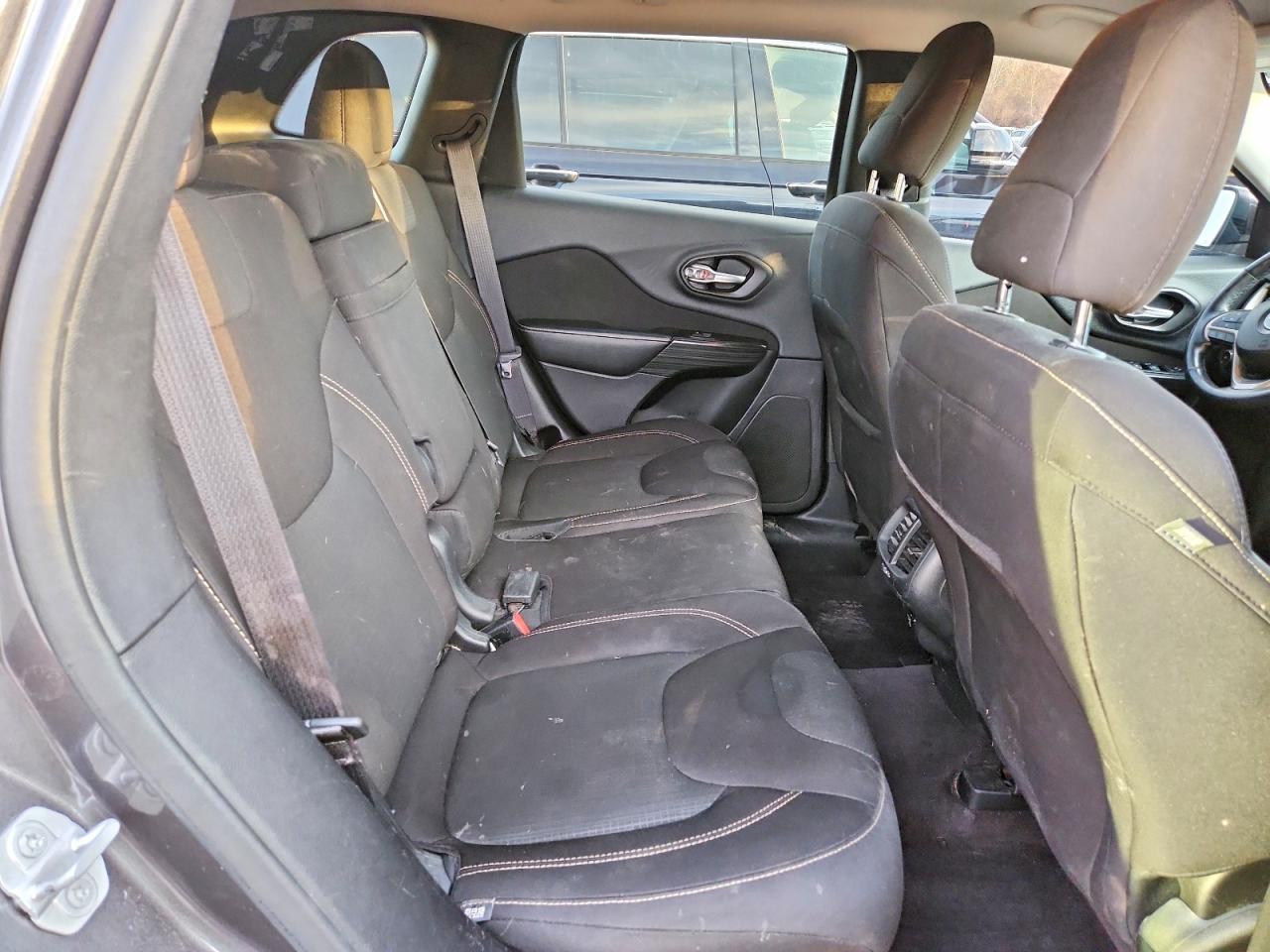2016 JEEP CHEROKEE LATITUDE photo 11