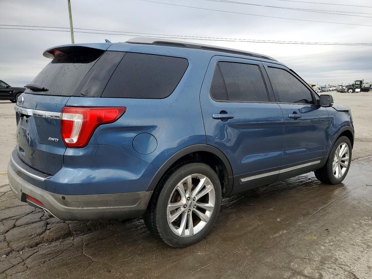 2018 FORD EXPLORER XLT photo 3