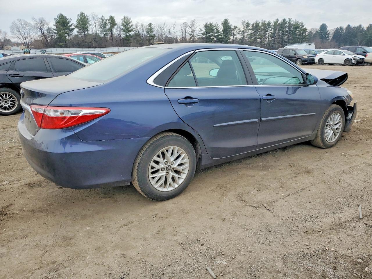 2016 TOYOTA CAMRY LE photo 3