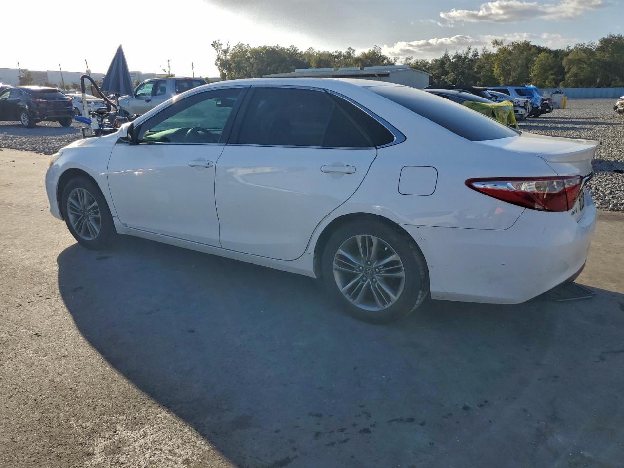 2016 TOYOTA CAMRY LE photo 2