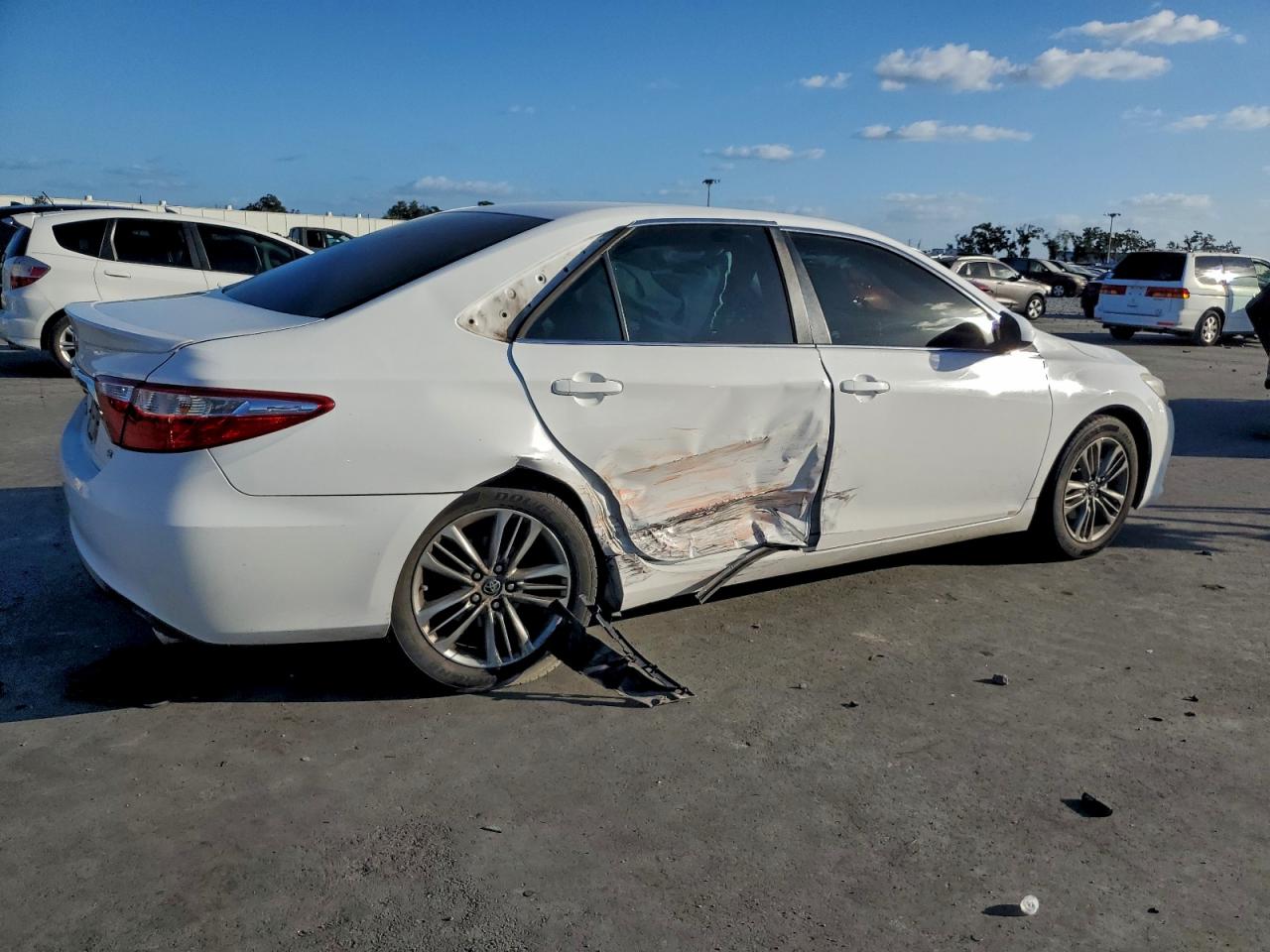 2016 TOYOTA CAMRY LE photo 3