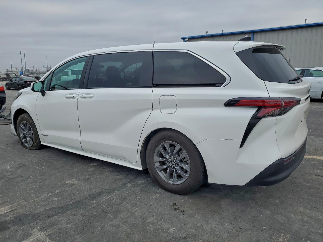 2021 TOYOTA SIENNA LE photo 2