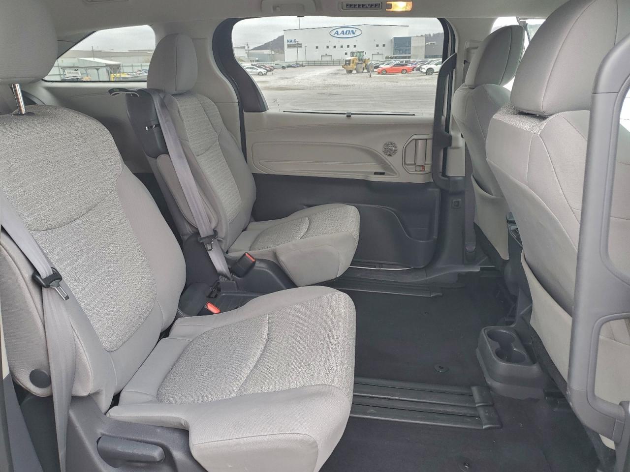 2021 TOYOTA SIENNA LE photo 11