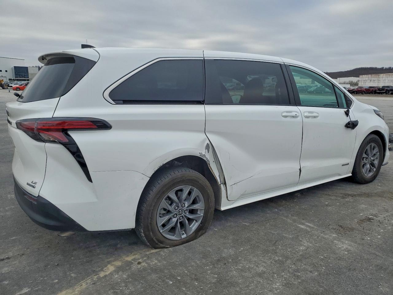 2021 TOYOTA SIENNA LE photo 3