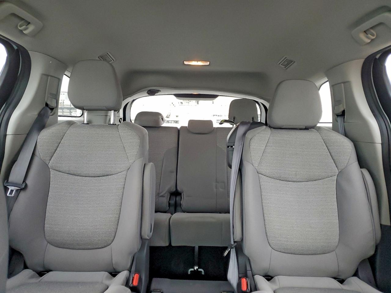 2021 TOYOTA SIENNA LE photo 10