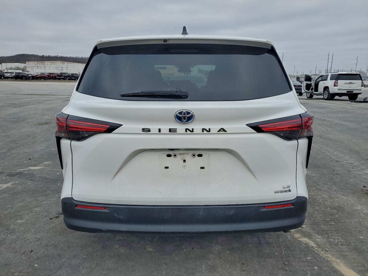 2021 TOYOTA SIENNA LE photo 6