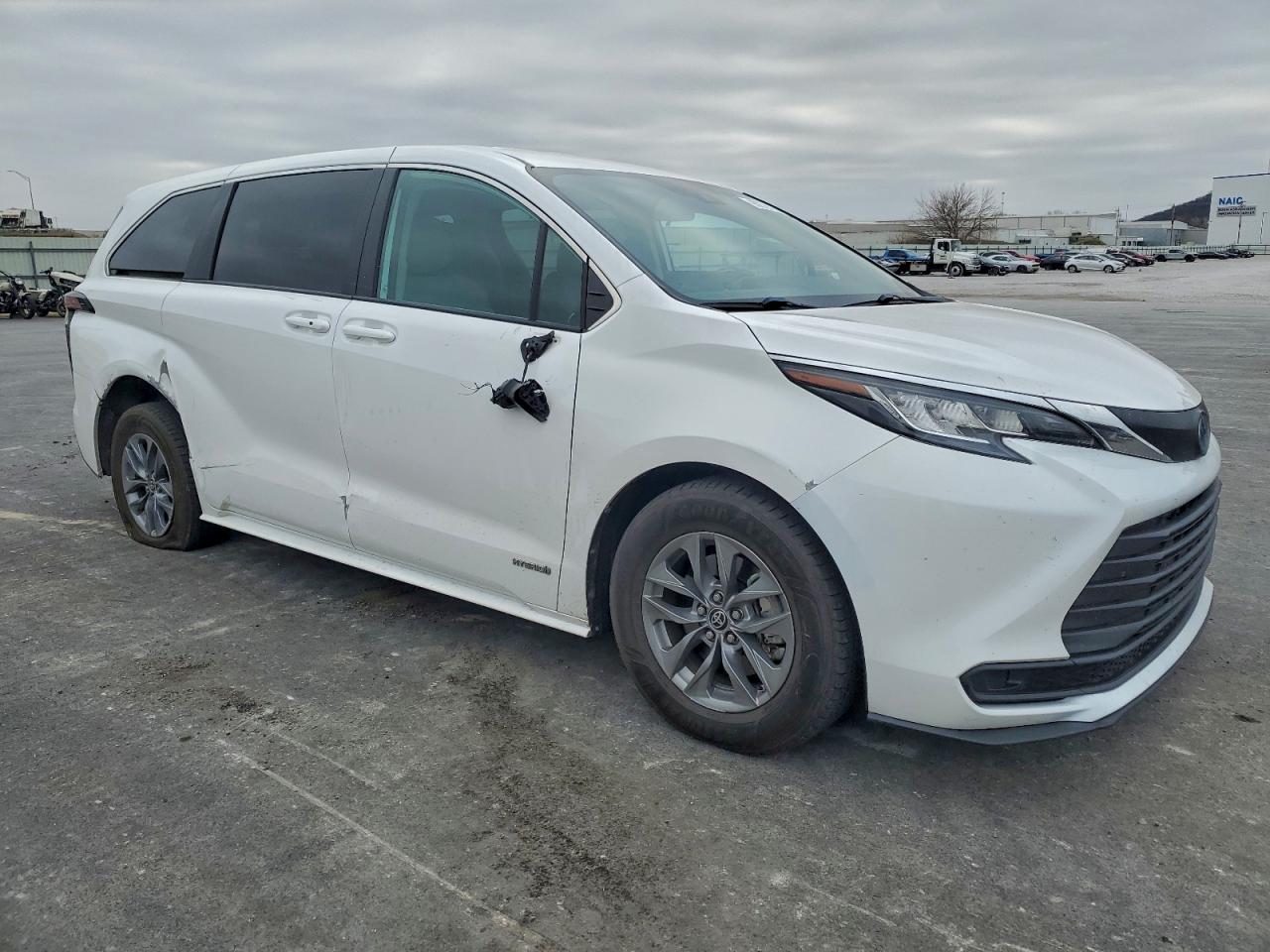 2021 TOYOTA SIENNA LE photo 4