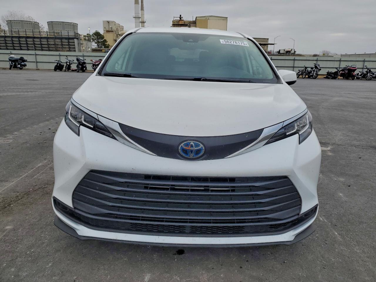 2021 TOYOTA SIENNA LE photo 5