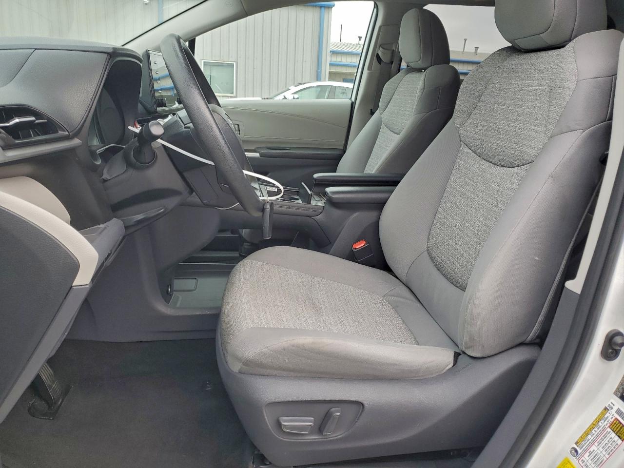 2021 TOYOTA SIENNA LE photo 7