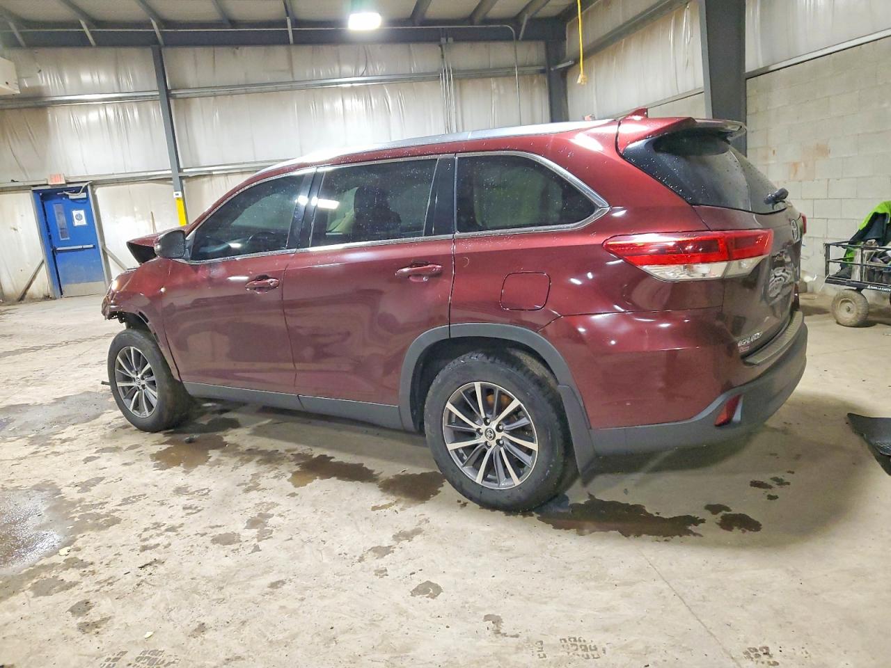 2019 TOYOTA HIGHLANDER SE photo 2