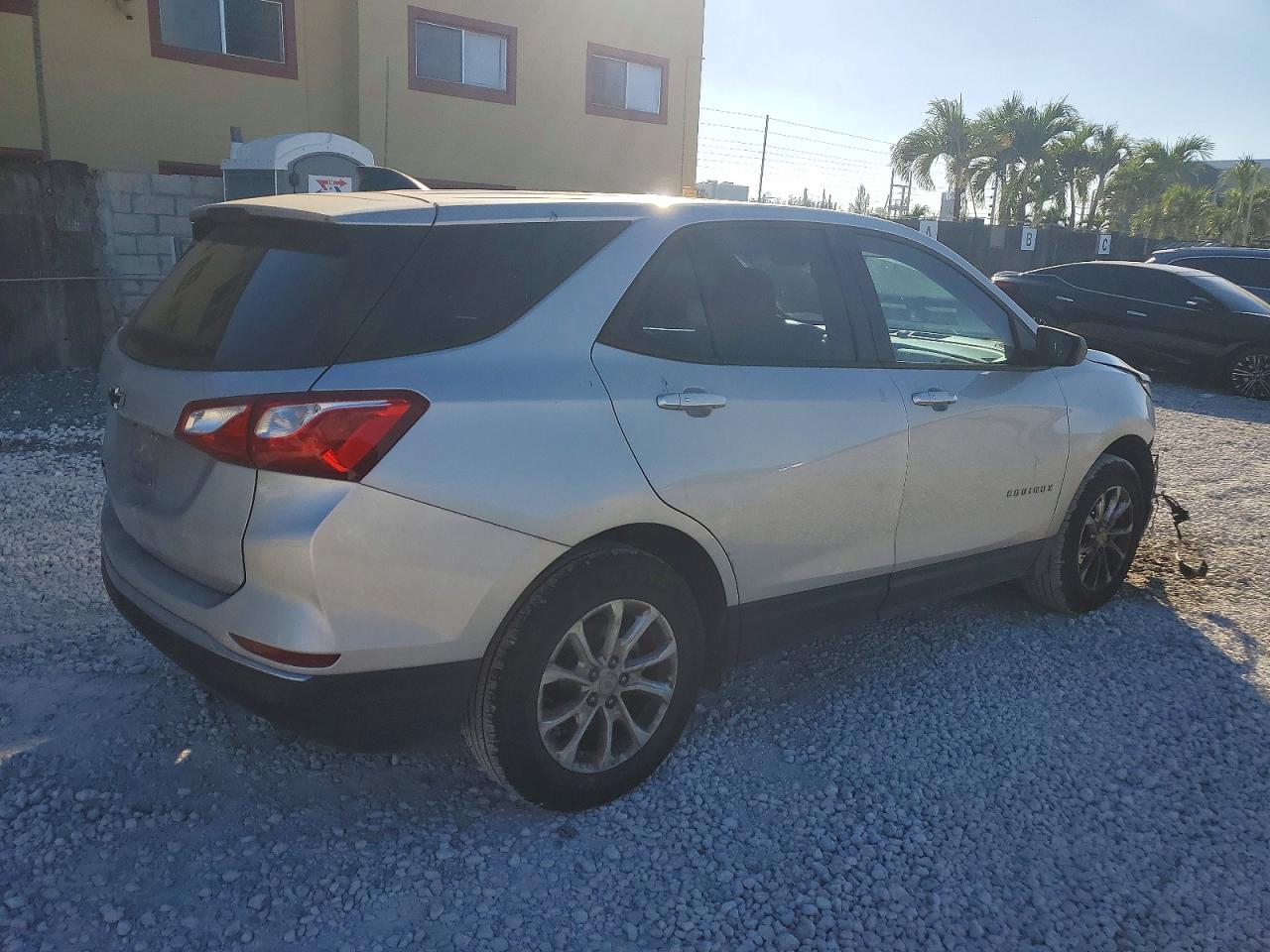 2018 CHEVROLET EQUINOX LS photo 3