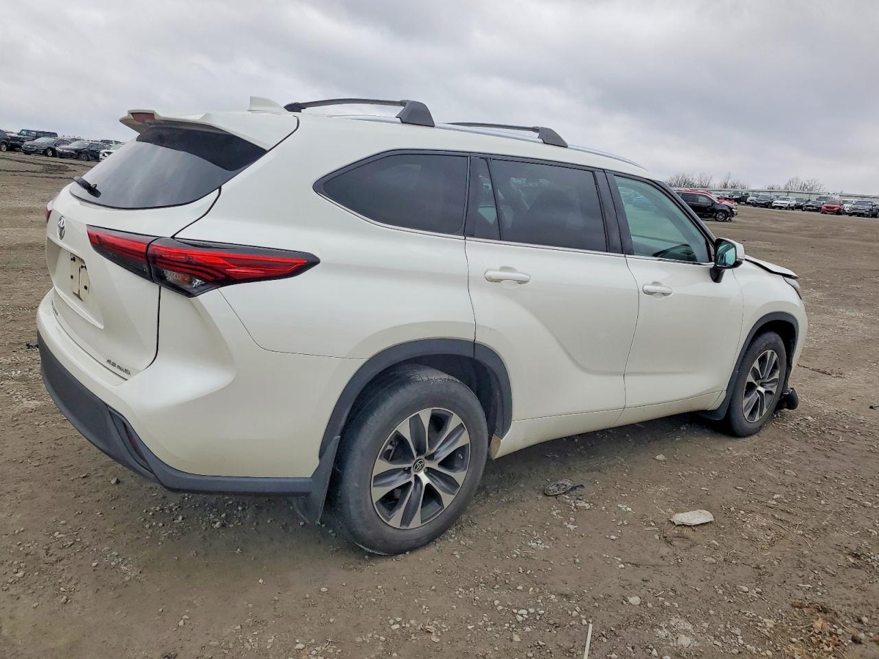 2020 TOYOTA HIGHLANDER XLE photo 3