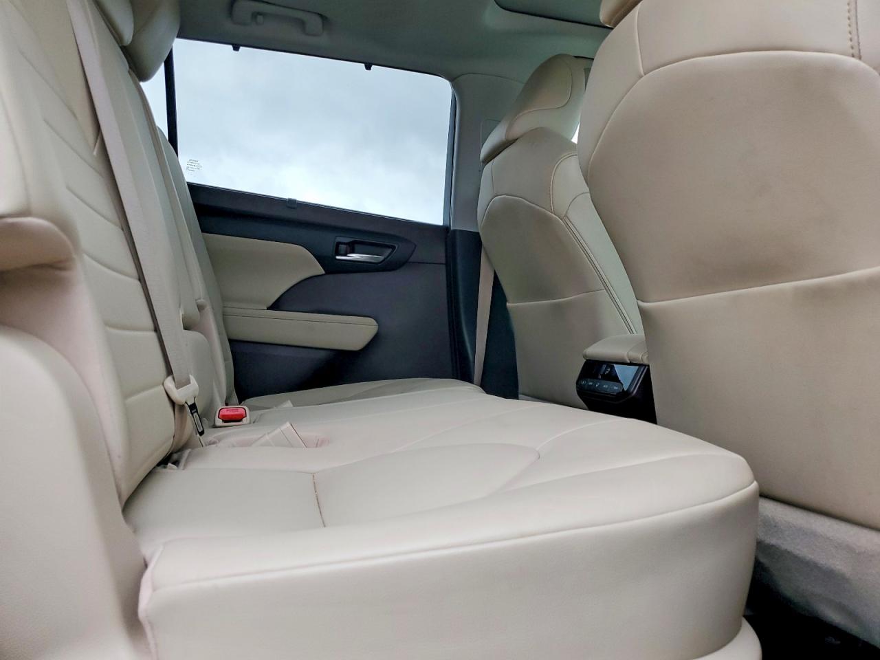 2020 TOYOTA HIGHLANDER XLE photo 11