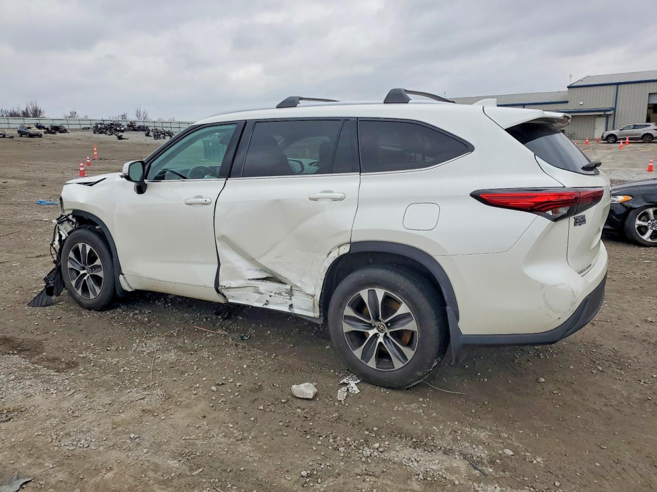 2020 TOYOTA HIGHLANDER XLE photo 2