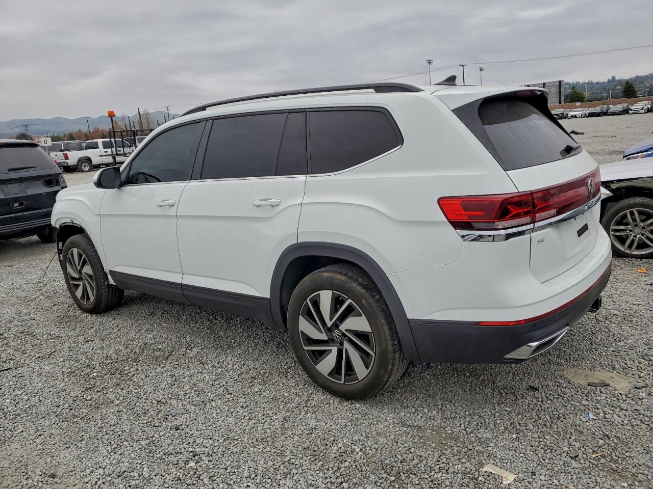 2024 VOLKSWAGEN ATLAS SE photo 2