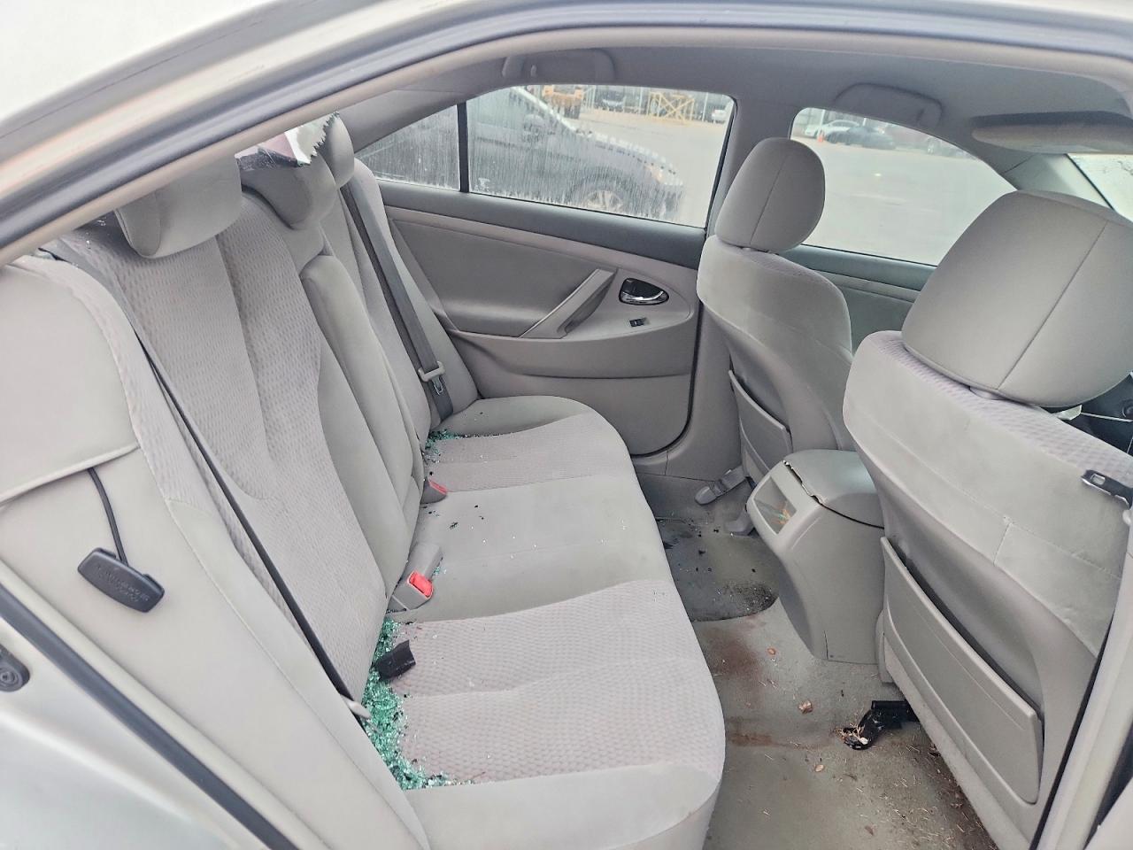 2011 TOYOTA CAMRY LE photo 10
