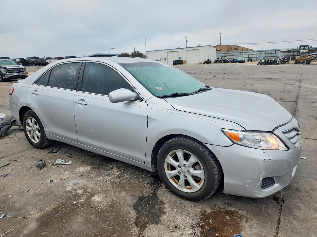 2011 TOYOTA CAMRY LE photo 4
