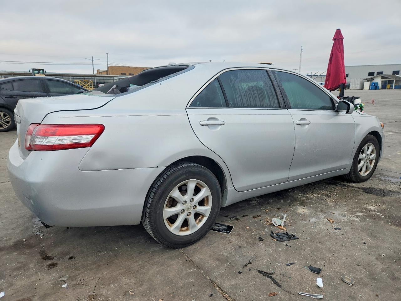 2011 TOYOTA CAMRY LE photo 3