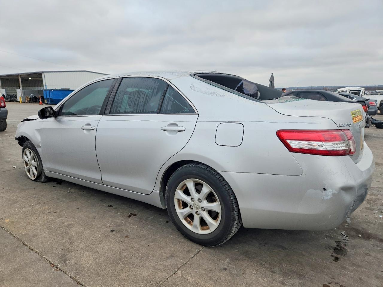 2011 TOYOTA CAMRY LE photo 2