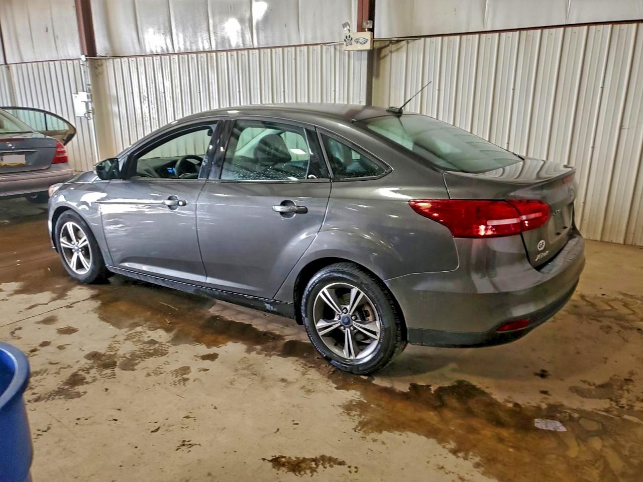 2017 FORD FOCUS SE photo 2