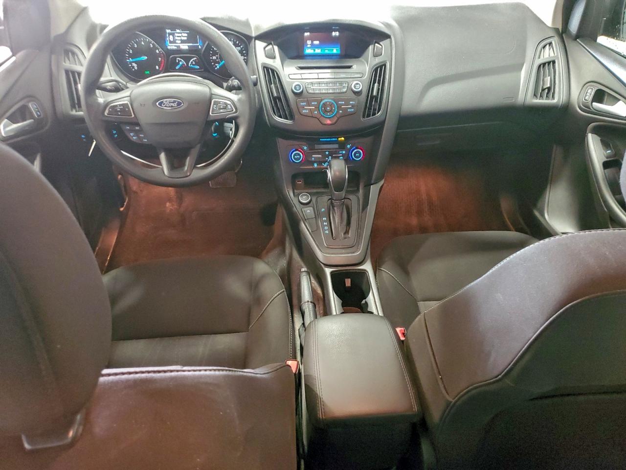 2017 FORD FOCUS SE photo 8
