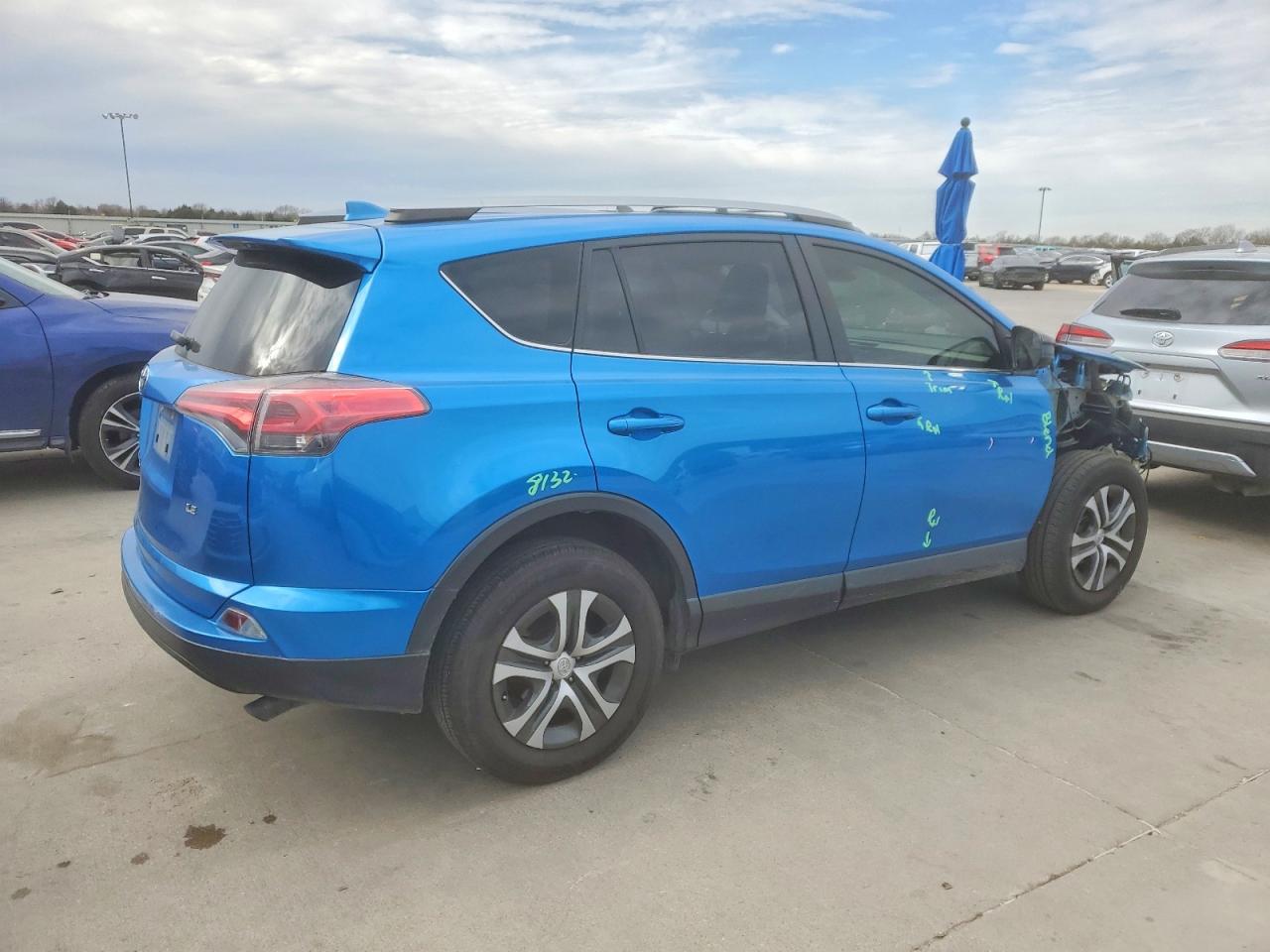 2017 TOYOTA RAV4 LE photo 3