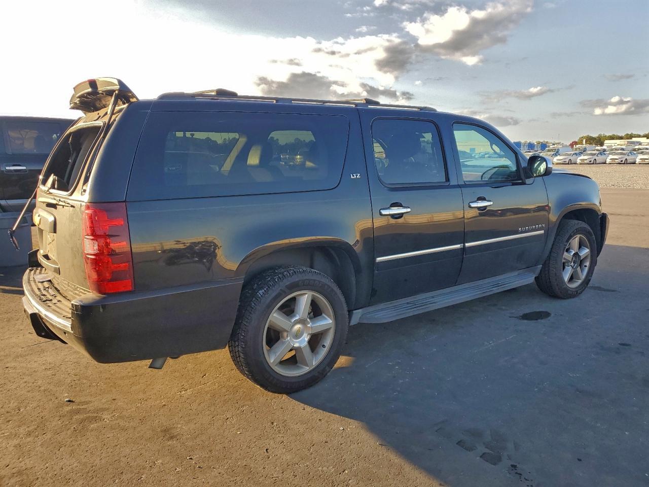 2013 CHEVROLET SUBURBAN C1500 LTZ photo 3