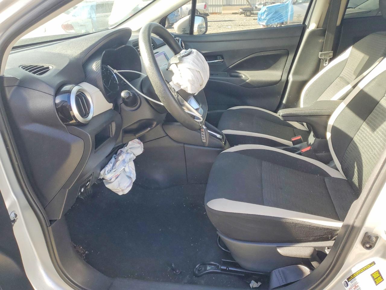 2021 NISSAN VERSA SV photo 7