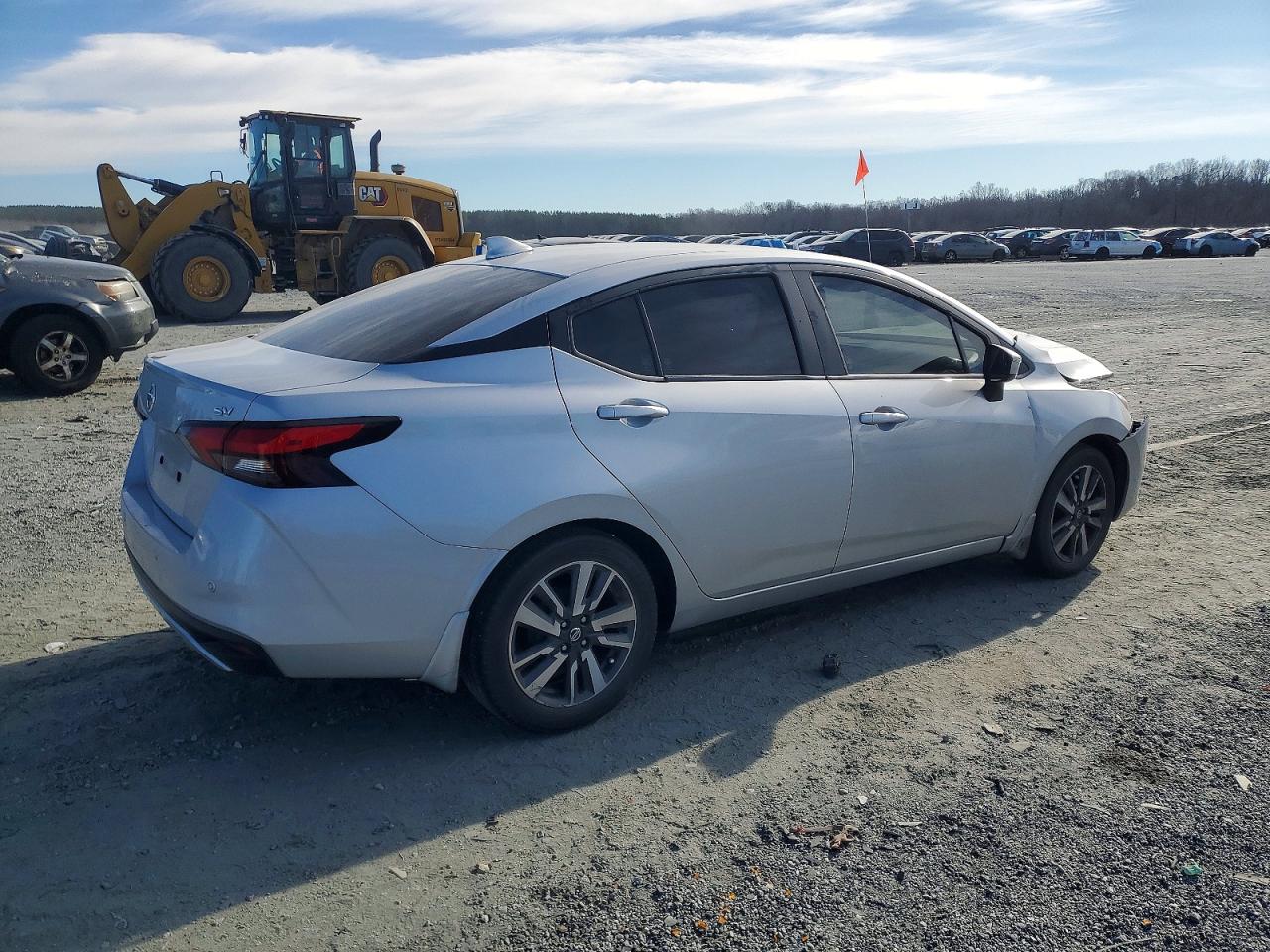 2021 NISSAN VERSA SV photo 3