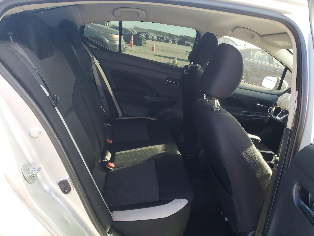 2021 NISSAN VERSA SV photo 10