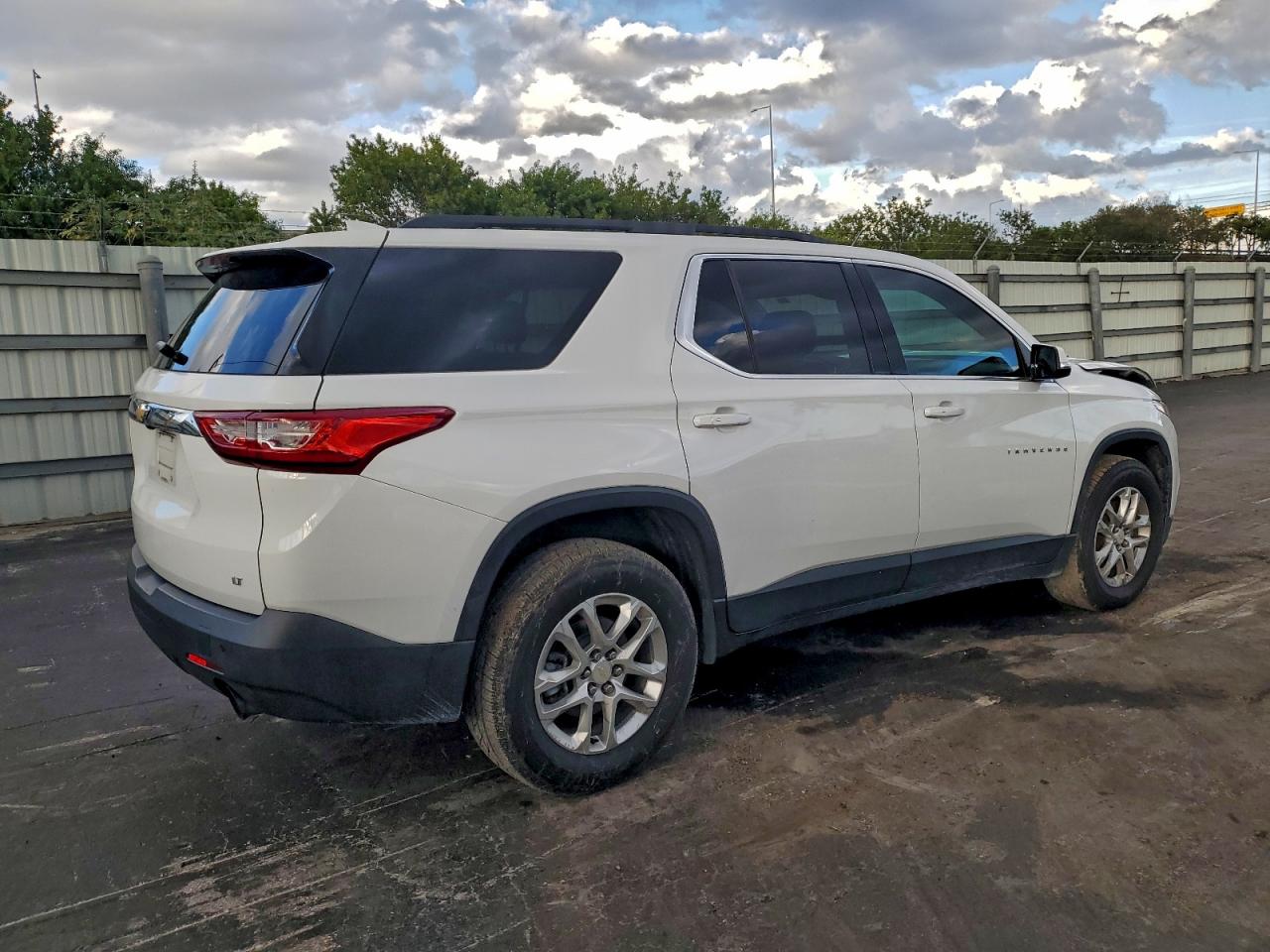 2020 CHEVROLET TRAVERSE LT photo 3