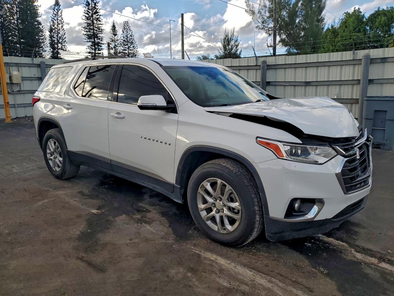2020 CHEVROLET TRAVERSE LT photo 4