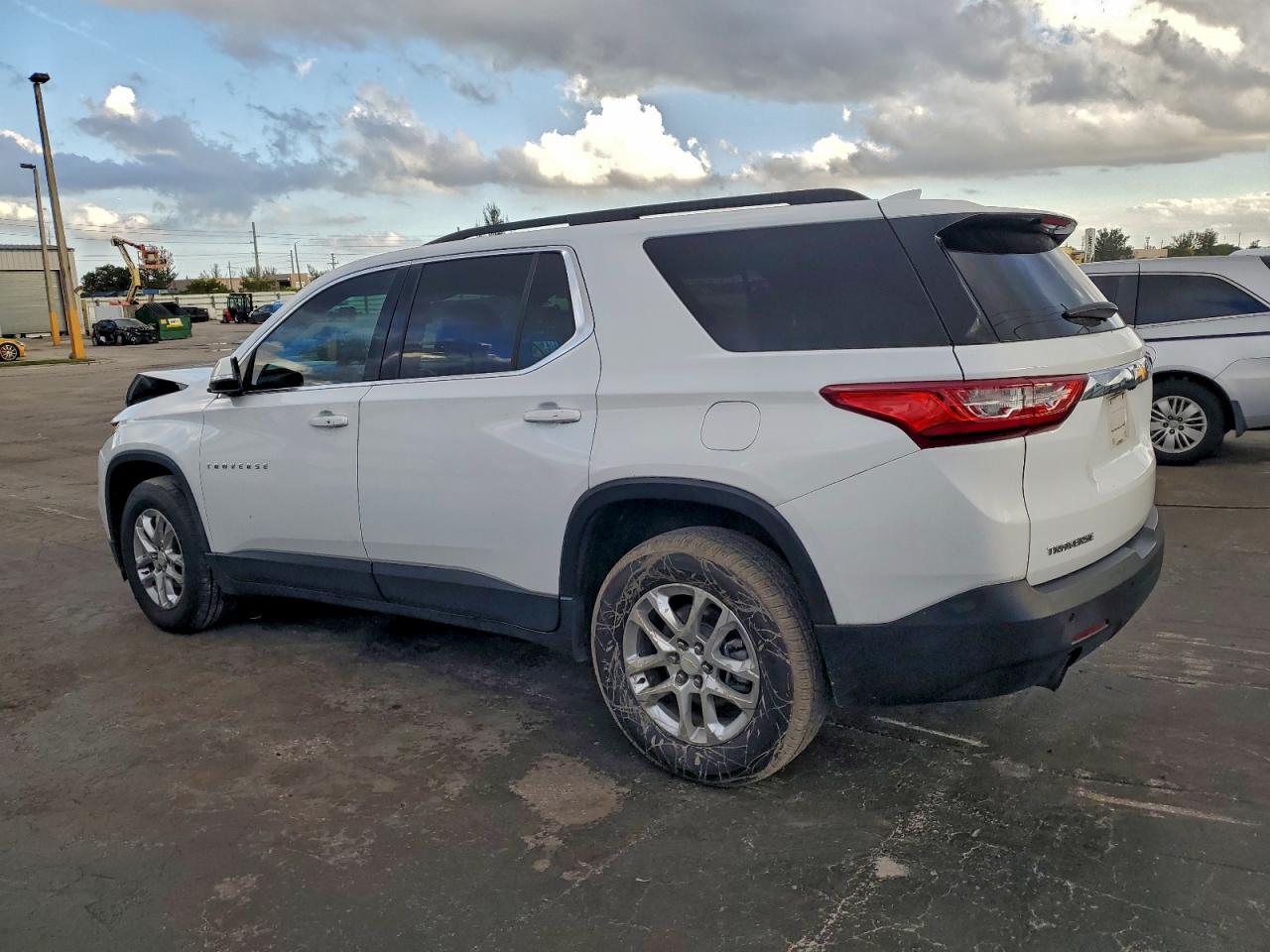 2020 CHEVROLET TRAVERSE LT photo 2