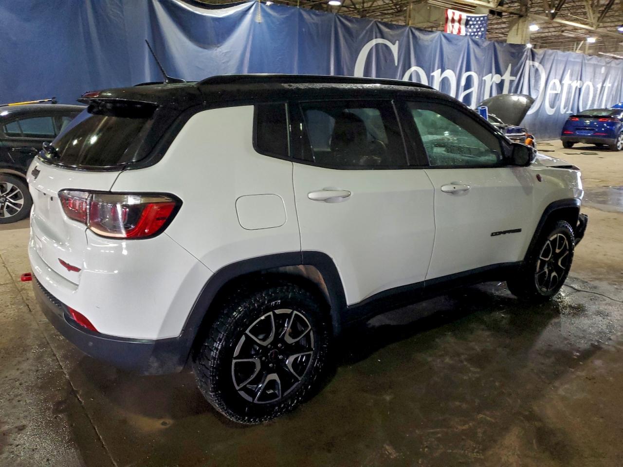 2025 JEEP COMPASS TRAILHAWK photo 3