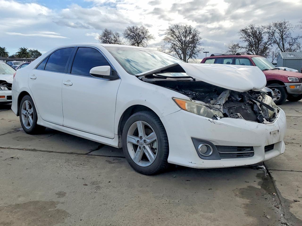 2014 TOYOTA CAMRY L photo 4