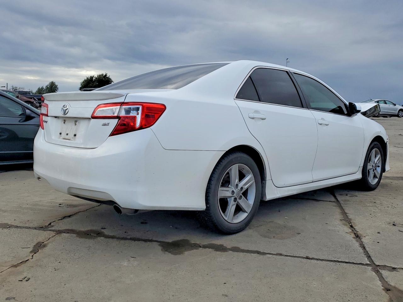 2014 TOYOTA CAMRY L photo 3