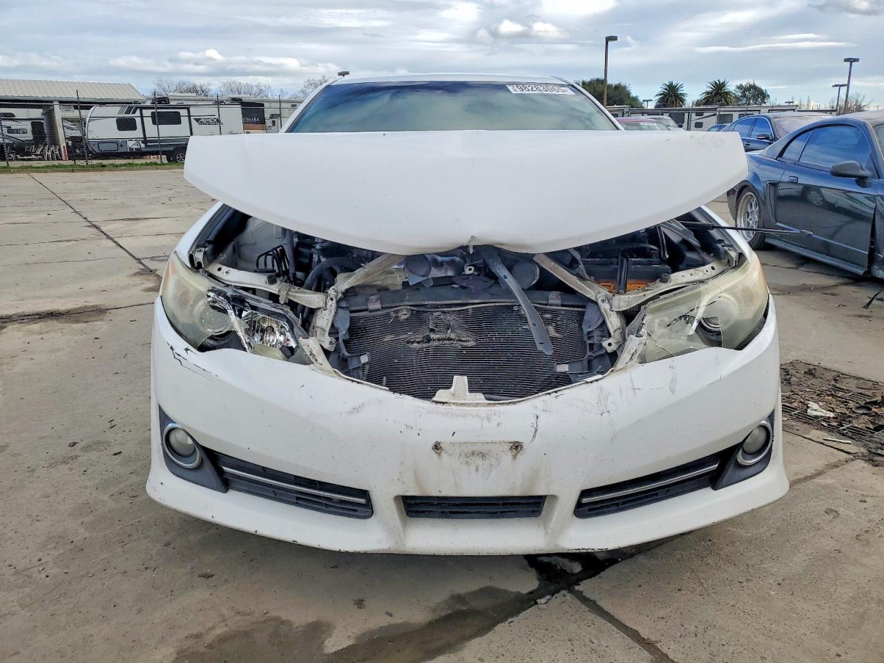 2014 TOYOTA CAMRY L photo 5