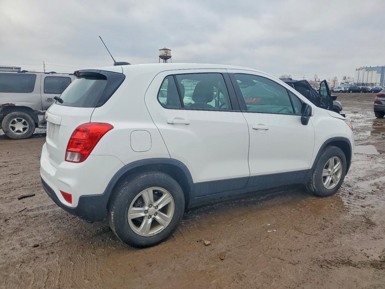 2017 CHEVROLET TRAX LS photo 3