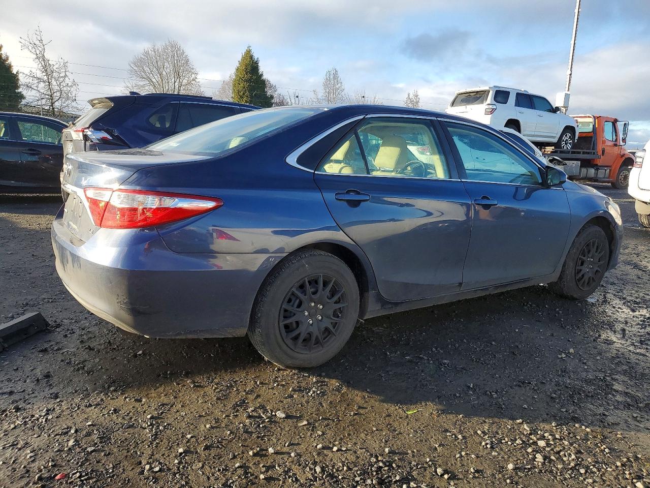2015 TOYOTA CAMRY LE photo 3
