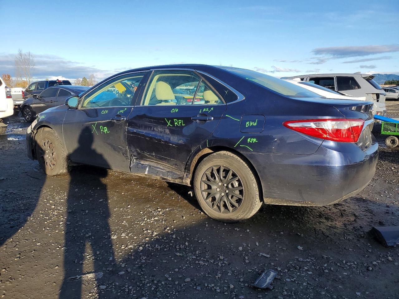 2015 TOYOTA CAMRY LE photo 2