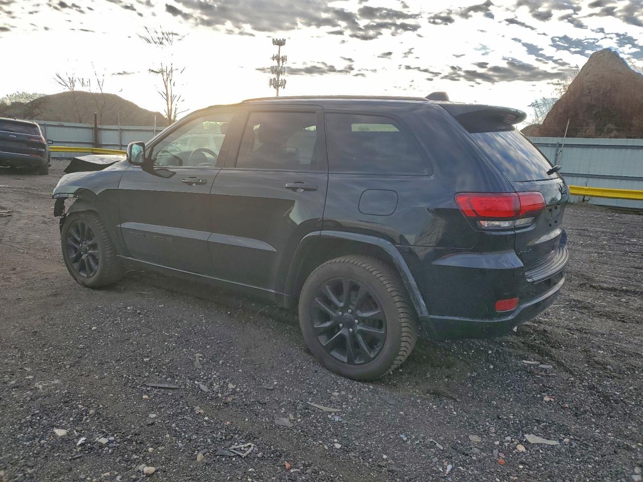 2019 JEEP GRAND CHEROKEE LAREDO photo 2