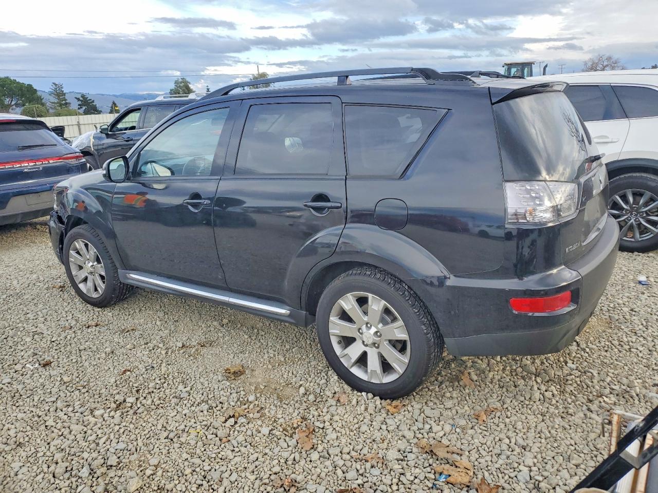 2010 MITSUBISHI OUTLANDER SE photo 2