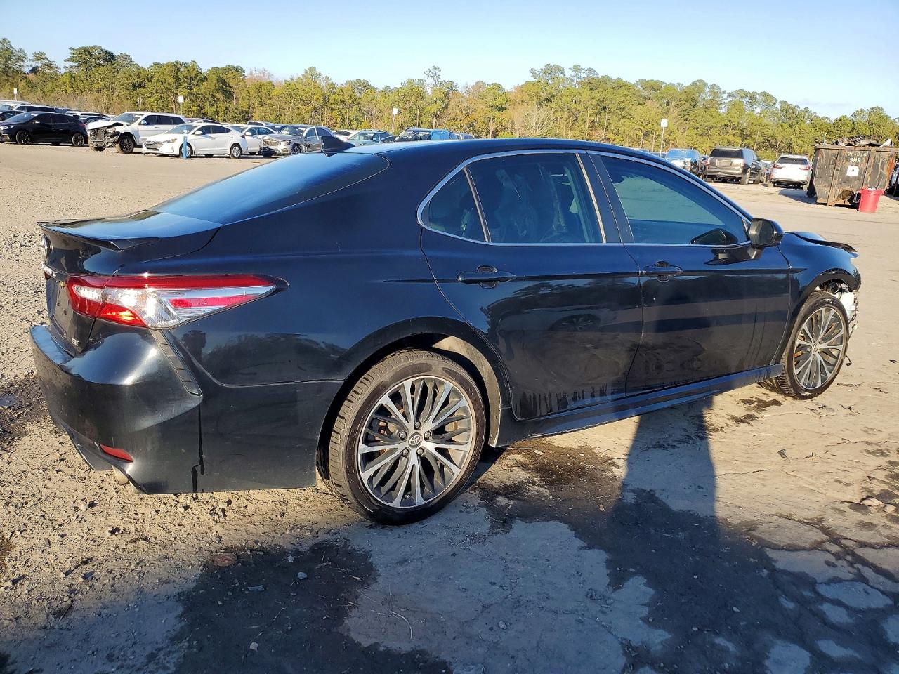2019 TOYOTA CAMRY SE photo 3