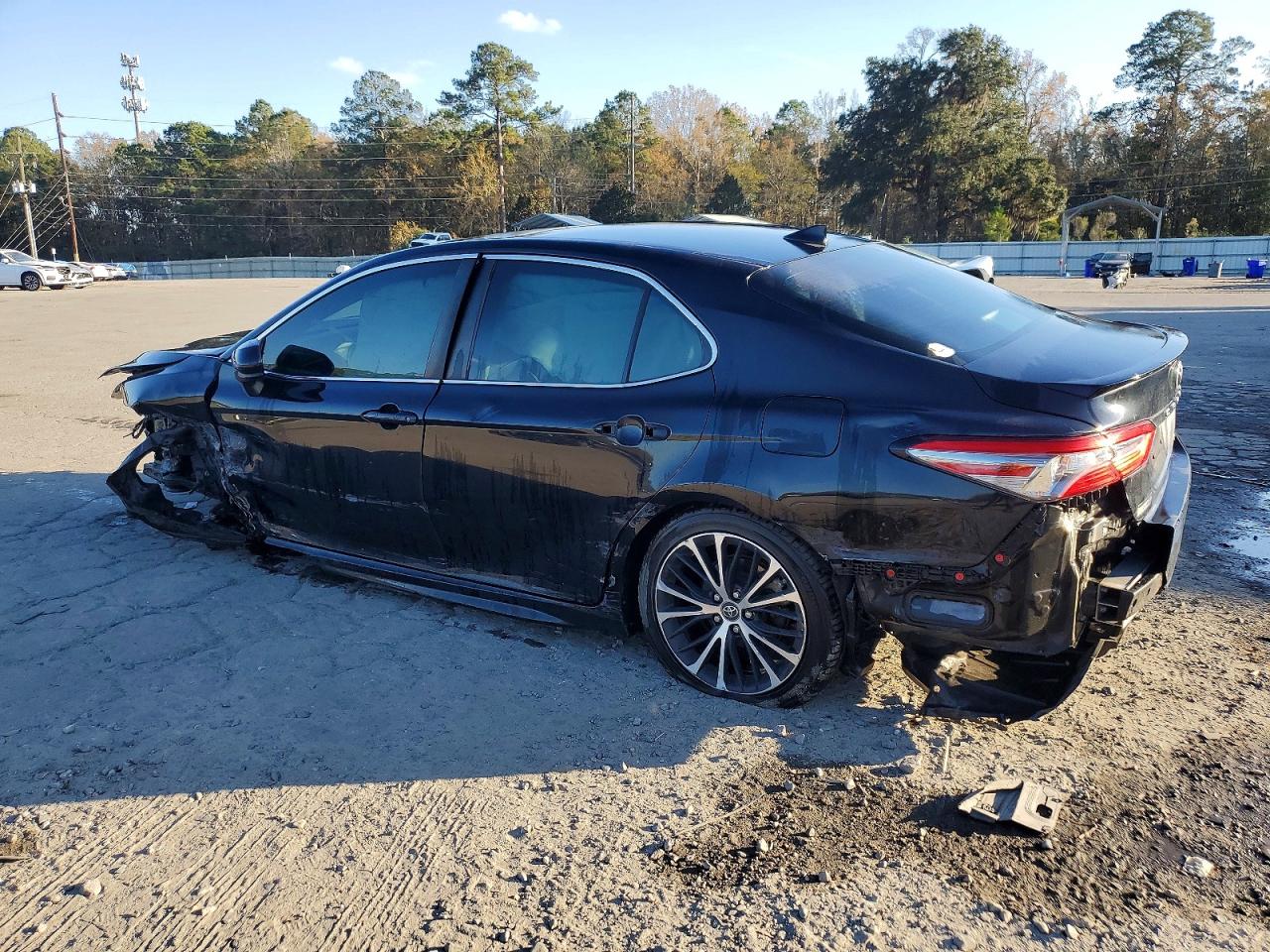2019 TOYOTA CAMRY SE photo 2