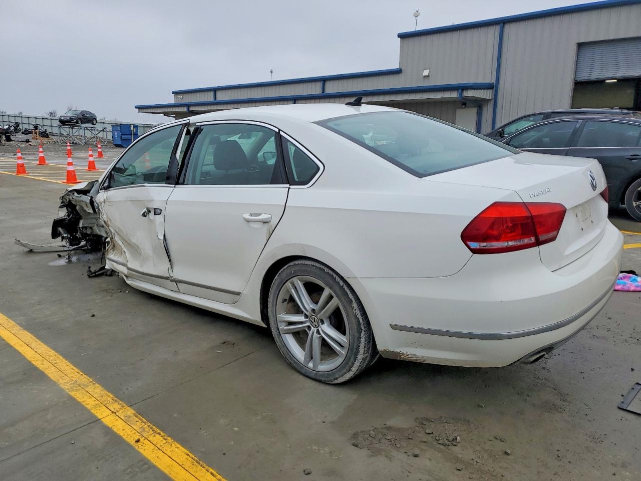 2012 VOLKSWAGEN PASSAT SEL photo 2