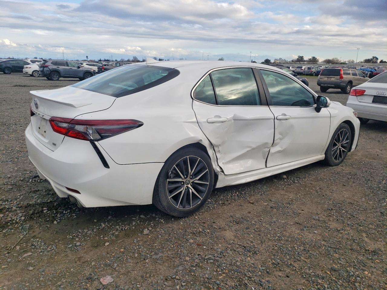 2022 TOYOTA CAMRY SE photo 3