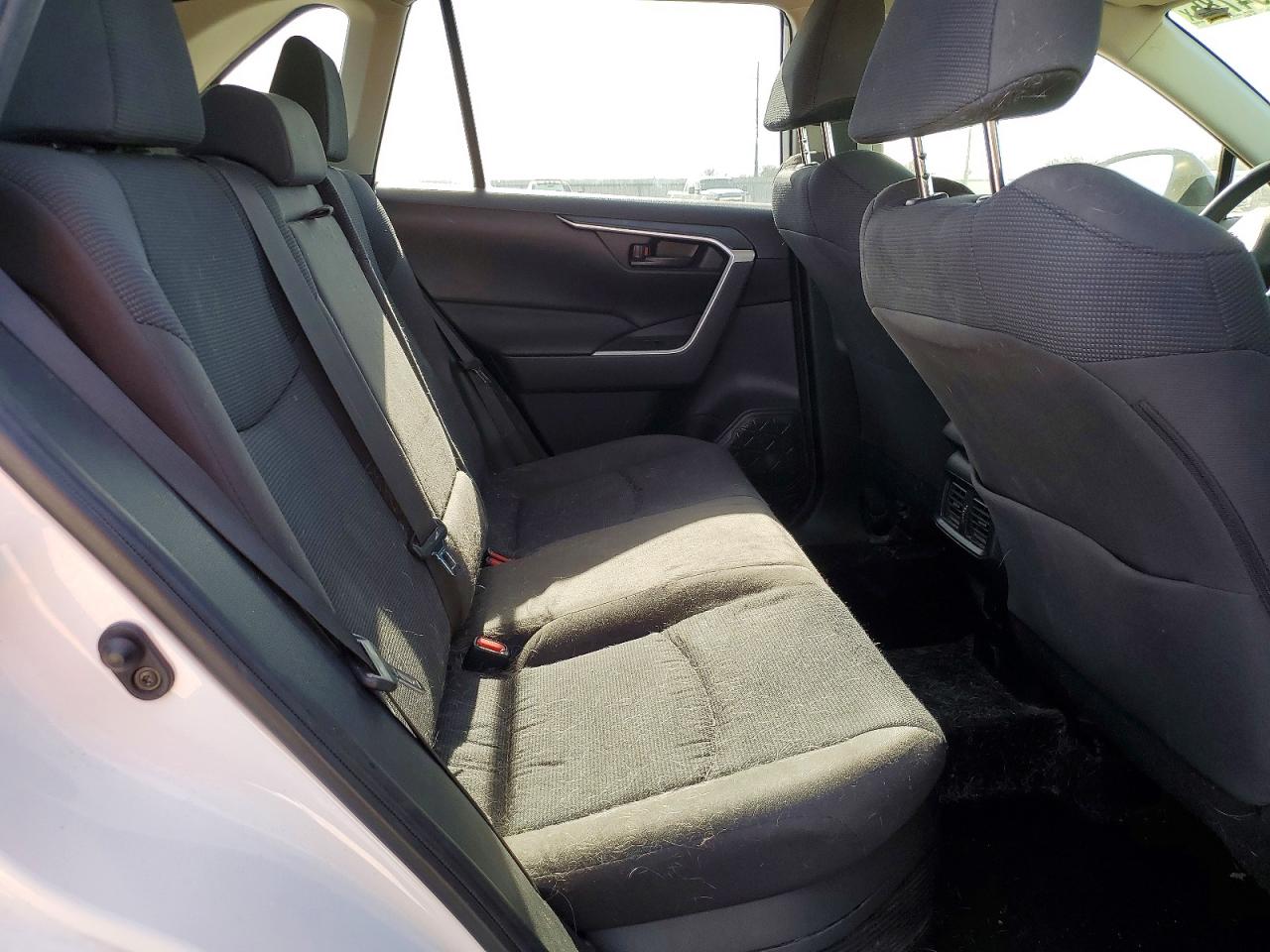 2021 TOYOTA RAV4 LE photo 11