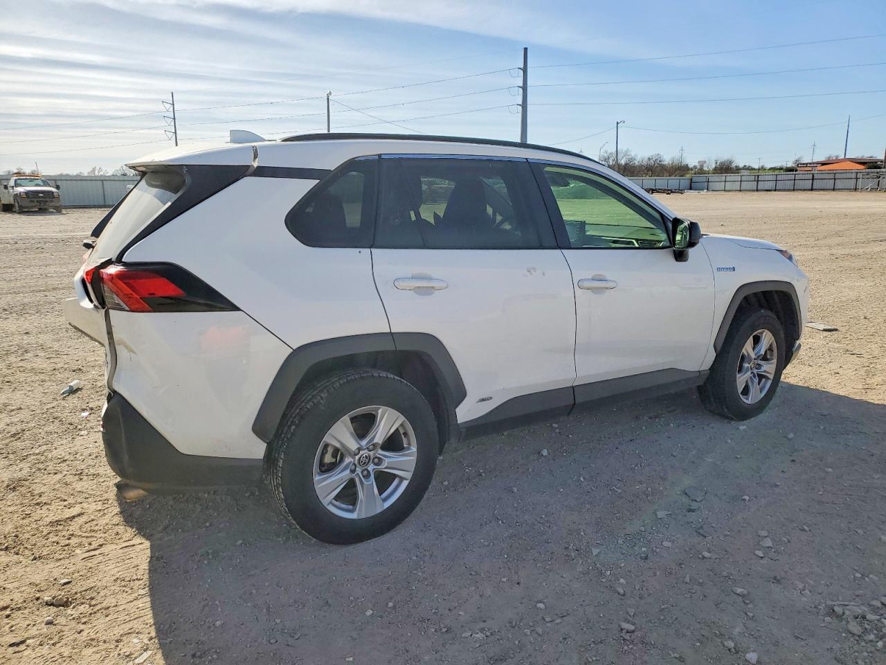 2021 TOYOTA RAV4 LE photo 3