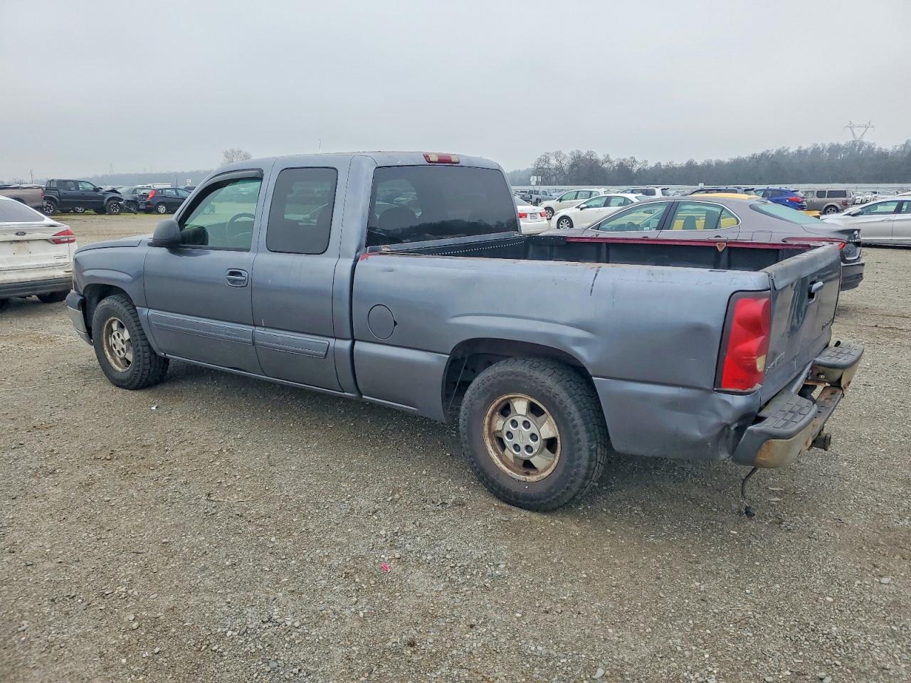 2004 CHEVROLET SILVERADO C1500 photo 2