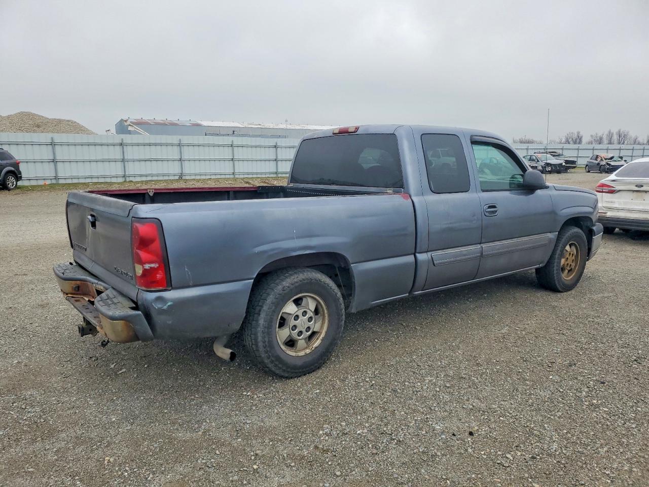 2004 CHEVROLET SILVERADO C1500 photo 3